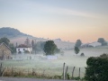 Village dans la brume automnale